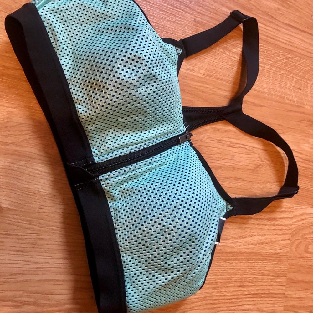 Victoria Sport Knockout Front-zip Sports Bra